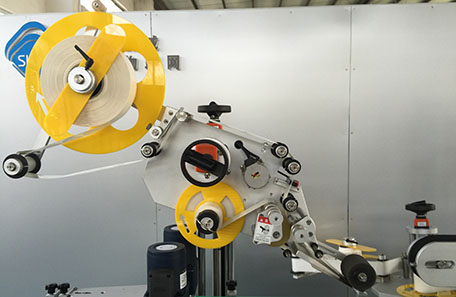 托盤平側面貼標機