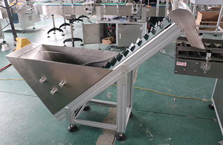 斜臥式香腸貼標機